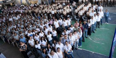 Estudiantes que acudieron al INSO de Chiquimula para recibir información sobre Becas Por Nuestro Futuro.