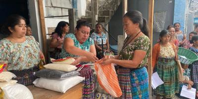 Mujeres reciben alimentos al participar en proyecto de limpieza del Lago de Atitlán