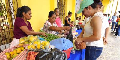 Productos de la canasta básica a precio de feria en San Agustín Acasaguastlán 