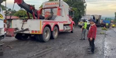 Provial asiste en colisión múltiple en la CA-2 Occidente 
