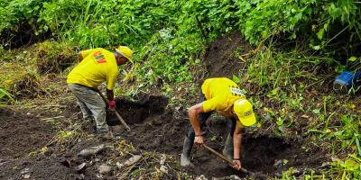 COVIAL limpia cunetas azolvadas en la CA-2 Occidente para prevenir daños por acumulación de agua
