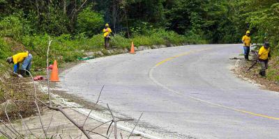 COVIAL realiza mantenimiento rutinario en la RN-7E, tramo Tamahú – Puente Chasco, Alta Verapaz