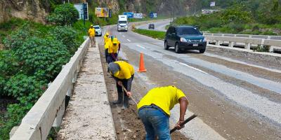 COVIAL limpia puente San Juan en la CA-9 Norte para garantizar seguridad vial y prevenir accidentes