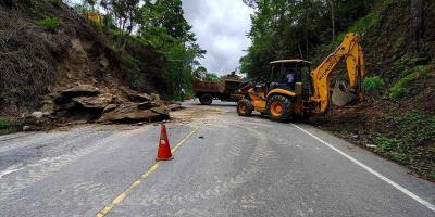 Dirección General de Caminos atiende emergencia vial en la RN-17, tramo Salamá – Cumbre Santa Elena