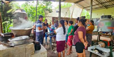 Agricultores aprenden a combatir hongos en frutales y hortalizas
