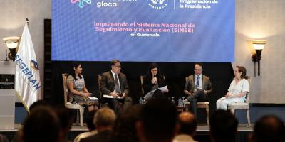 Panelistas en el foro-conversatorio “Impulsando el Sistema Nacional de Seguimiento y evaluación (SiNSE) en Guatemala”.