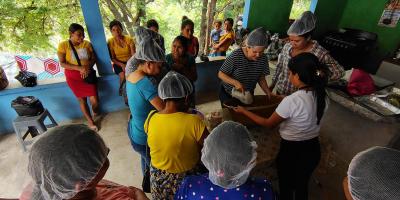 Mujeres de San Agustín Acasaguastlán capacitadas para impulsar huertos familiares