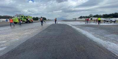 Aeropuerto Internacional La Aurora restablece vuelos tras intervención en pista principal