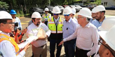 El Ing. Luis Martínez, Gerente General del INDE, encabezó la reunión con los representantes de la Hidroeléctrica El Cóbano.