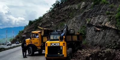 Caminos retira material que obstruía el paso en la CA-09 Norte, Sanarate