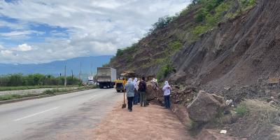 Provial regula el tránsito tras desprendimiento de rocas en Guastatoya