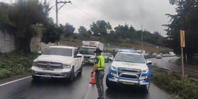 Un deslave de tierra en el camino: precaución en el km 34.5 de la Interamericana
