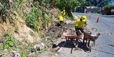 COVIAL atiende limpieza y remoción de derrumbes en ruta de Sacatepéquez