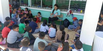 En Sacatepéquez los niños aprenden de seguridad alimentaria en el huerto escolar 