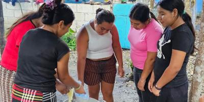 Jóvenes aprenden a elaborar abonos orgánicos para huertos comunitarios