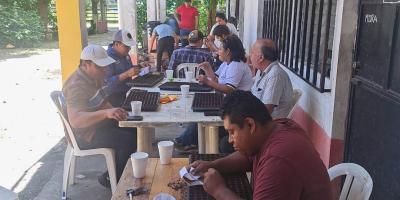 Siembran semillas de chile en bandejas para apoyar a productores de Santa Ana