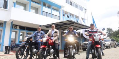 Entrega simbólica de motocicletas para fortalecer el servicio de mensajería en el Ministerio de Comunicaciones, Infraestructura y Vivienda