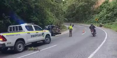 Brigadas de Provial atienden vuelco de camión en Antigua Guatemala