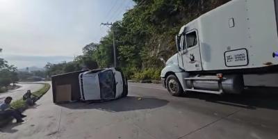 Provial regula el tránsito tras vuelco de camión en ruta al Atlántico