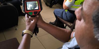 Este moderno equipo, diseñado originalmente para cuerpos de bomberos, permite detectar fuentes de calor a través de diferencias de temperatura