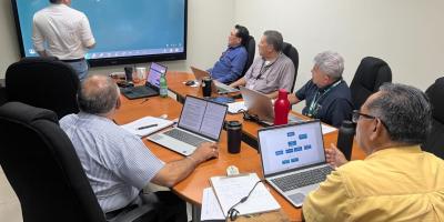 Durante varias jornadas de trabajo técnico, se revisaron y ajustaron manuales operativos usados por inspectores