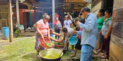 Aprenden a elaborar fertilizantes orgánicos en San Francisco, Petén