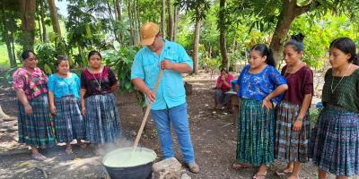 Comunidades de Sayaxché elaboran insecticida orgánico 