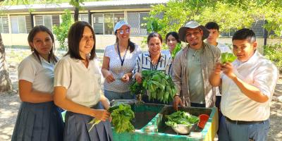 Estudiantes de Guastatoya logran primera cosecha escolar en zona del Corredor Seco