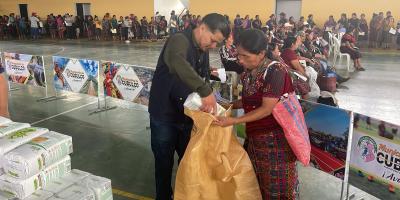 Familias de Alta y Baja Verapaz reciben alimentos por su trabajo comunitario
