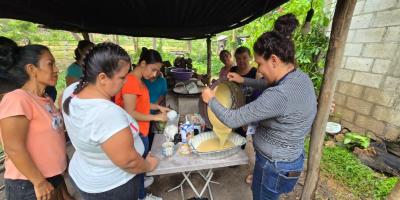 Mujeres de los CADER reciben capacitación para emprendimientos