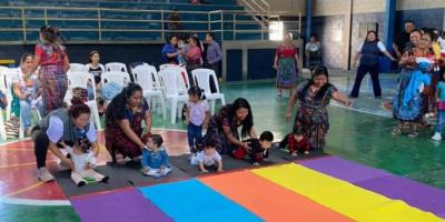 Bebés participan en Carrera de Gateo en Sumpango para promover la lactancia materna y el desarrollo en la primera infancia