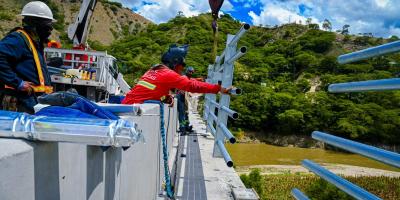 Colocan barandas en el puente peatonal del Chitomax: la conectividad está más cerca
