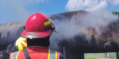 Durante la formación, los participantes desarrollan sus habilidades y conocimientos técnicos, aplicando procedimientos fundamentales de rescate y extinción de incendios en aeronaves.