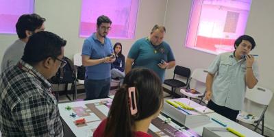 La instrucción se realiza con capacitadores altamente calificados, cumpliendo con los estándares establecidos por la Organización de Aviación Civil Internacional