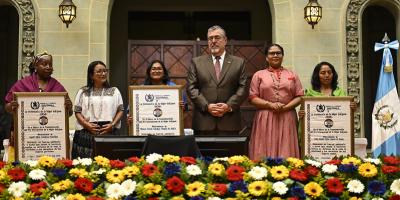 Presidente Bernardo Arévalo entrega reconocimientos a mujeres lideresas