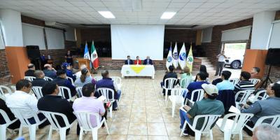 Capacitan a personal sobre trampeo y recolecta de moscas del gusano barrenador