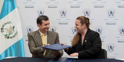 La alianza interinstitucional busca transformar el proceso de enseñanza-aprendizaje a través del acceso equitativo a internet.