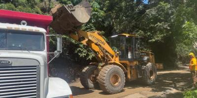 Emergencias viales en Zacapa: Covial trabaja en la remoción de derrumbes