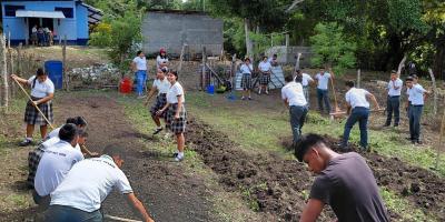 Escolares de Santa Ana aprenden a cultivar en huerto escolar