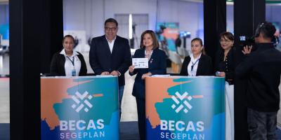 La Presidenta en funciones, Karin Herrera, y el titular de SEGEPLAN, Carlos Mendoza, inauguraron la XXIV Feria Nacional de Becas.
