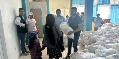 Familias peteneras reciben asistencia alimentaria 