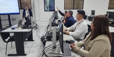 Instructora María José Samayoa destaca como figura clave en la formación aeronáutica nacional