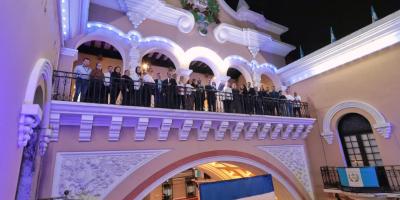 Palacio de Correos ilumina su arco con la bandera de la República de El Salvador