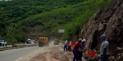 Zonas Viales trabajan por mantener paso habilitado durante temporal 