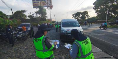 DGT verifica documentación de unidades de transporte colectivo en Retalhuleu y Escuintla