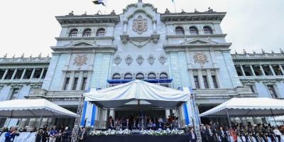 Desfile cívico escolar llena de colorido el Centro histórico