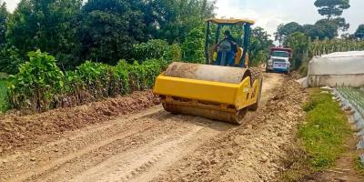 Covial mejora ruta de terracería en Acatenango para beneficiar a las comunidades