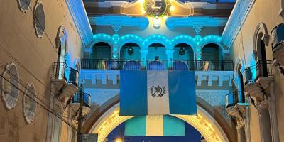  Correos de Guatemala iluminó su Arco en color turquesa en conmemoración del Día Internacional de la Lengua de Señas