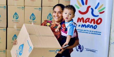 A través de la Iniciativa Intersectorial Mano a Mano, se entregaron 906 filtros purificadores de agua y 278 estufas mejoradas a hogares del municipio de Tamahú, Alta Verapaz.