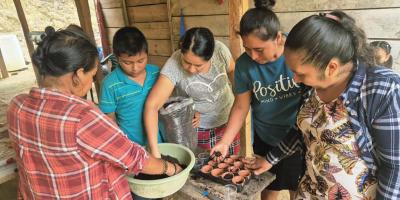 Elaboración de semilleros artesanales apoya la seguridad alimentaria